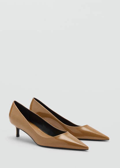 Kitten heel patent leather shoe