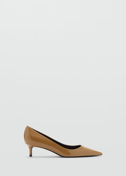 Kitten heel patent leather shoe