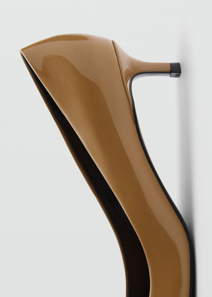 Kitten heel patent leather shoe