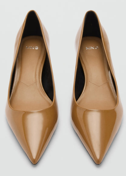 Kitten heel patent leather shoe