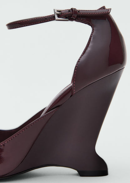 Curved-wedge leather shoes