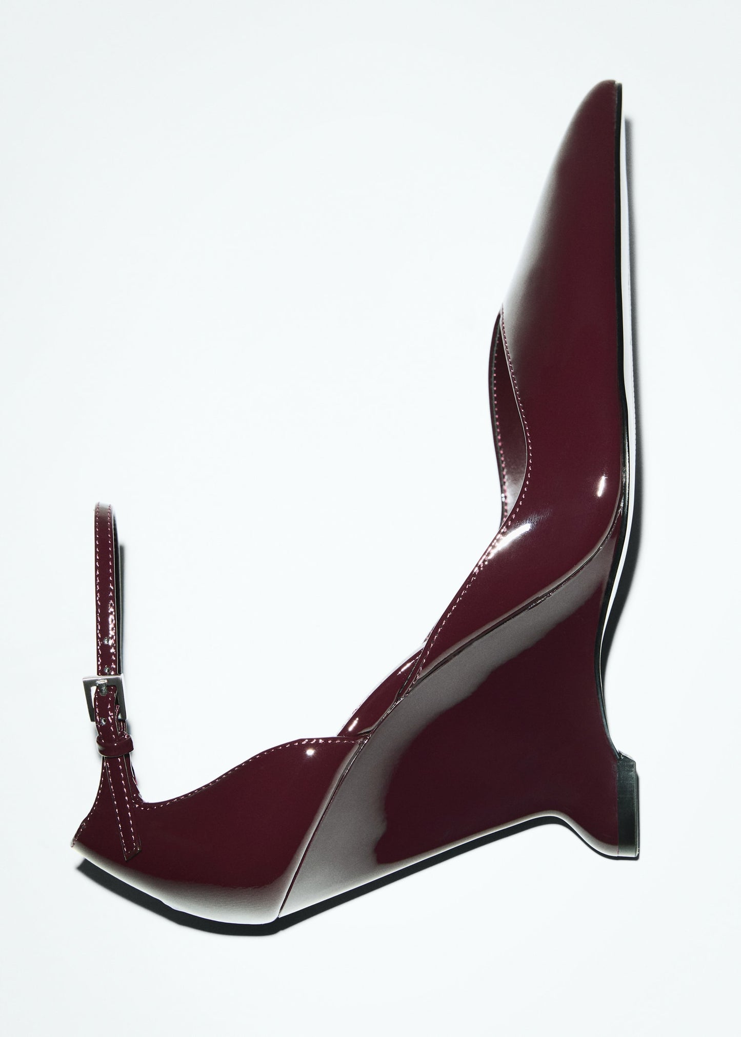 Curved-wedge leather shoes