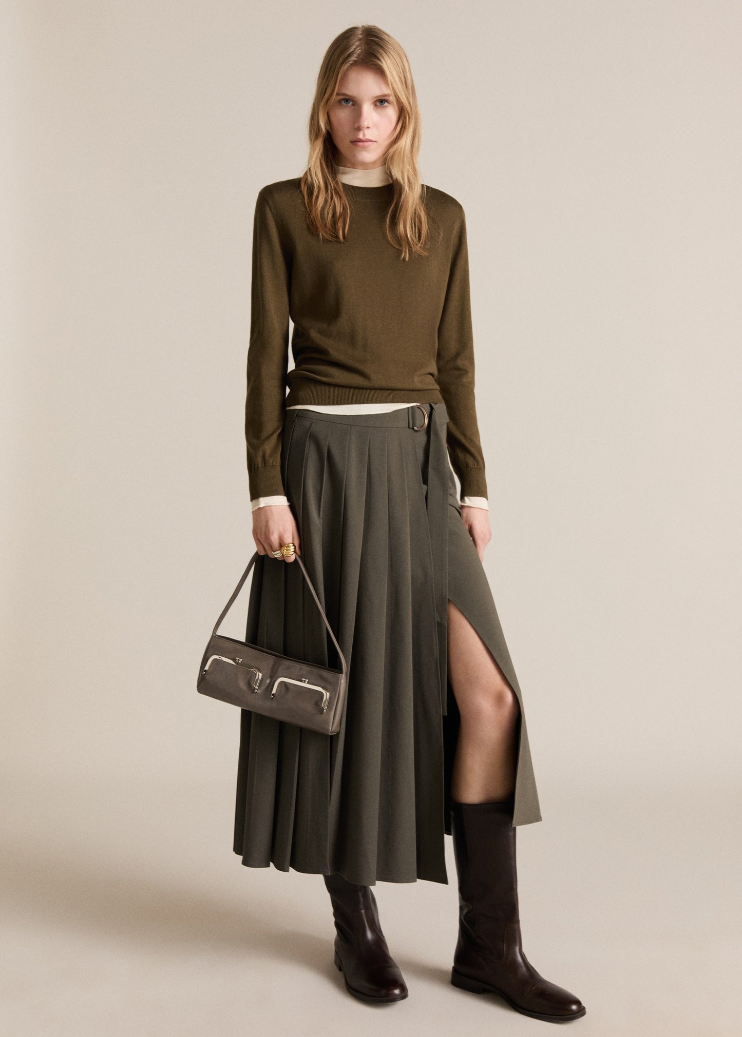 Pleated skirt with belt