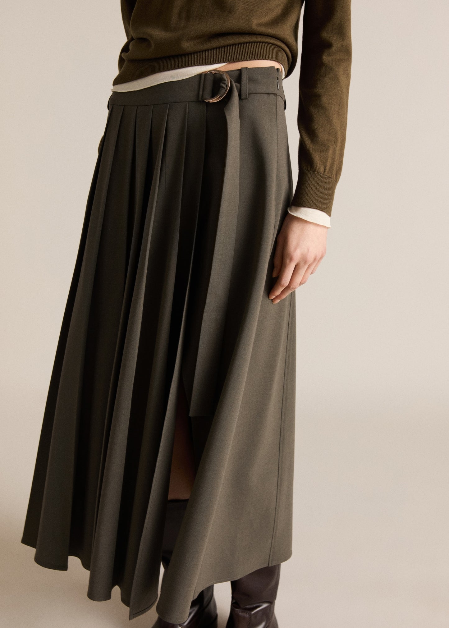 Pleated skirt with belt