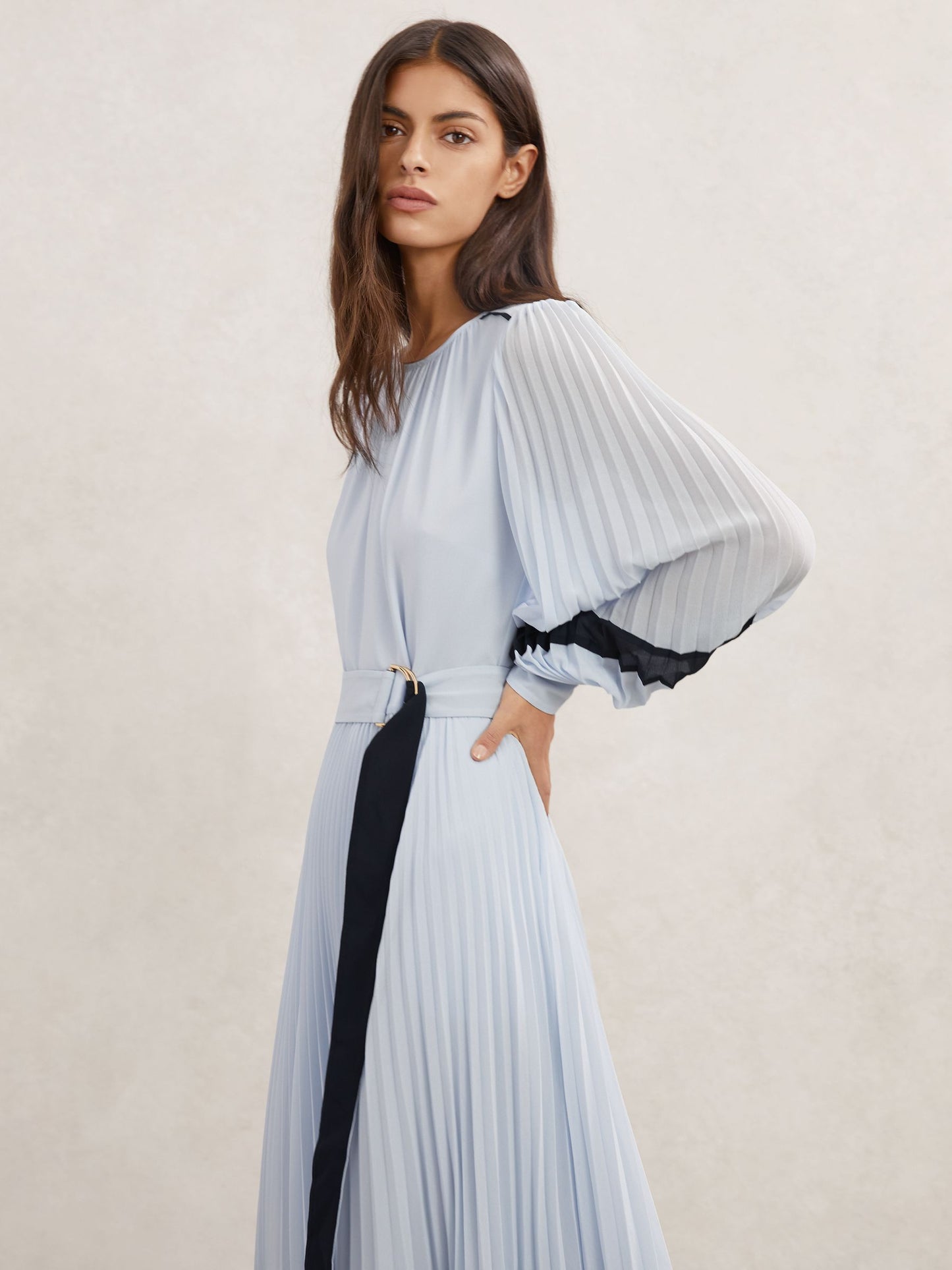 Colour-Block Pleated Midi Dress in Blue/Navy
