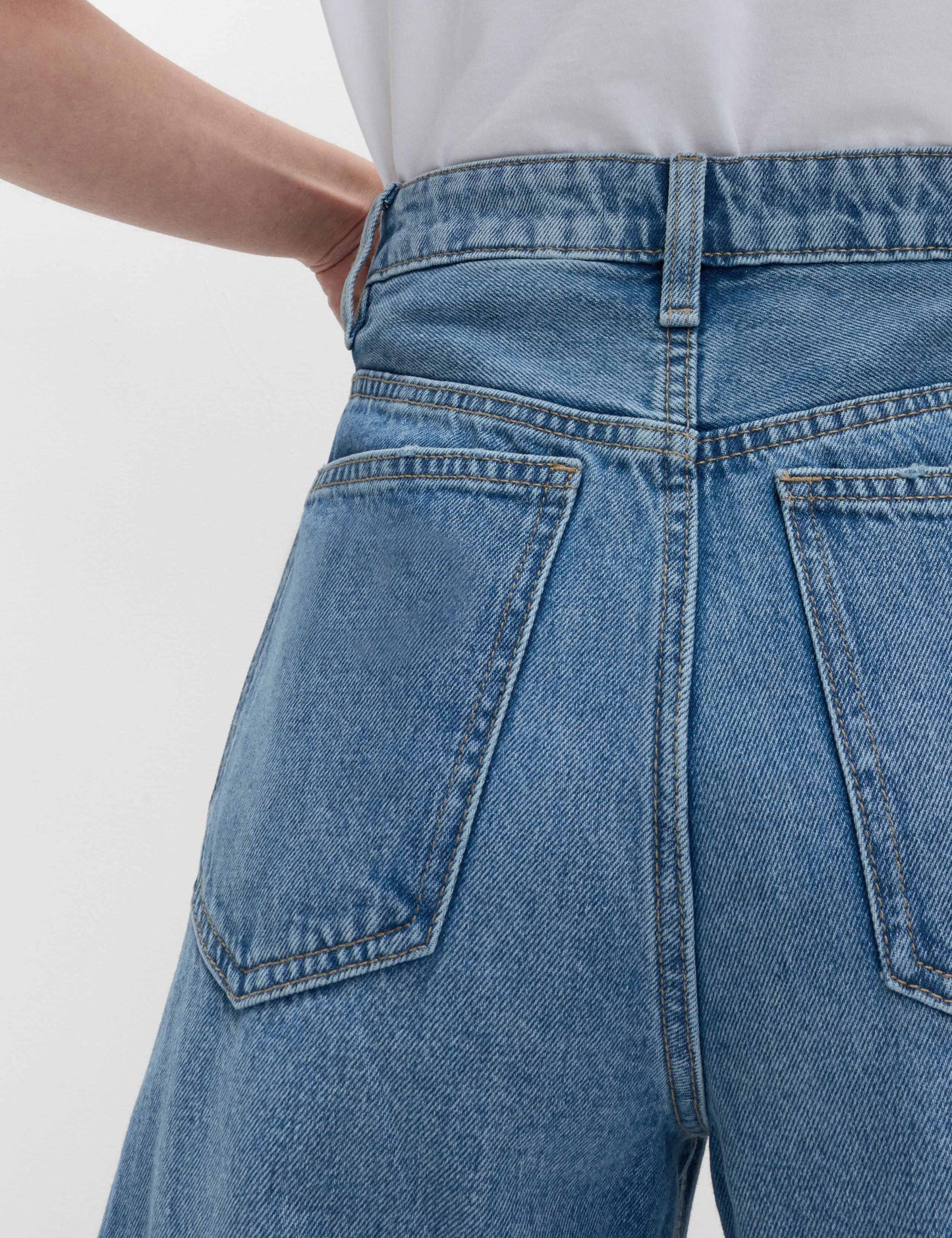 Mid Rise Barrel Jeans