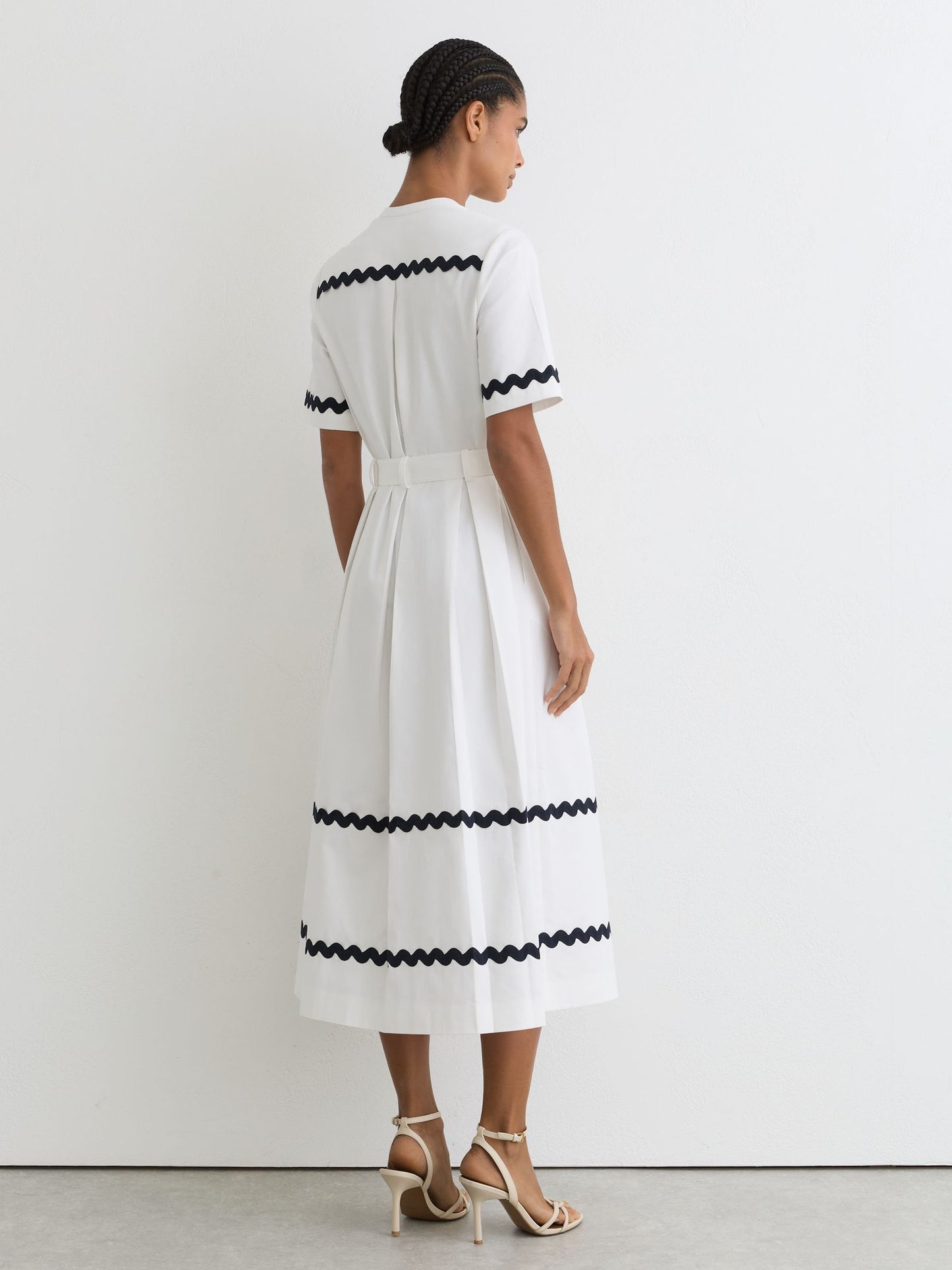 Stretch-Cotton Wave-Trim Midi Dress in Ivory/Navy