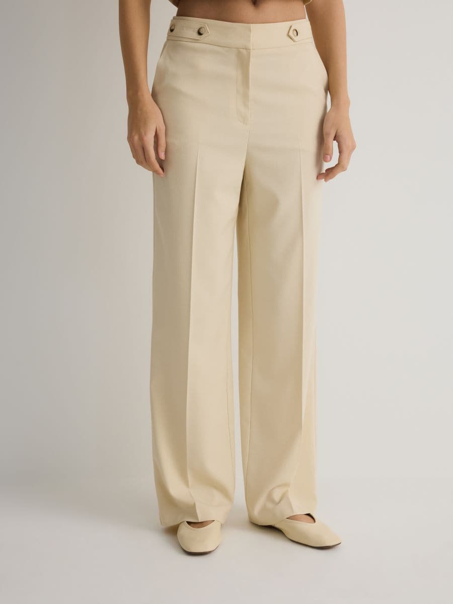 Straight trousers with creases