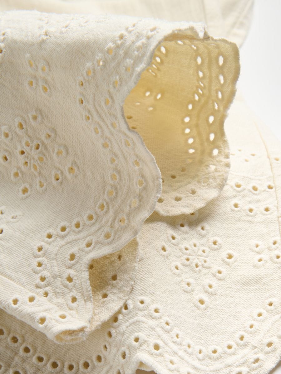 Wide-leg jeans with lace pattern