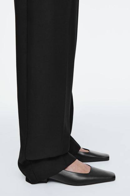 Square-toe leather court shoes