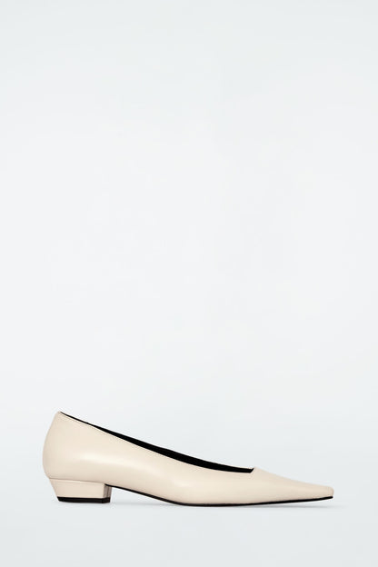 Square-toe leather court shoes