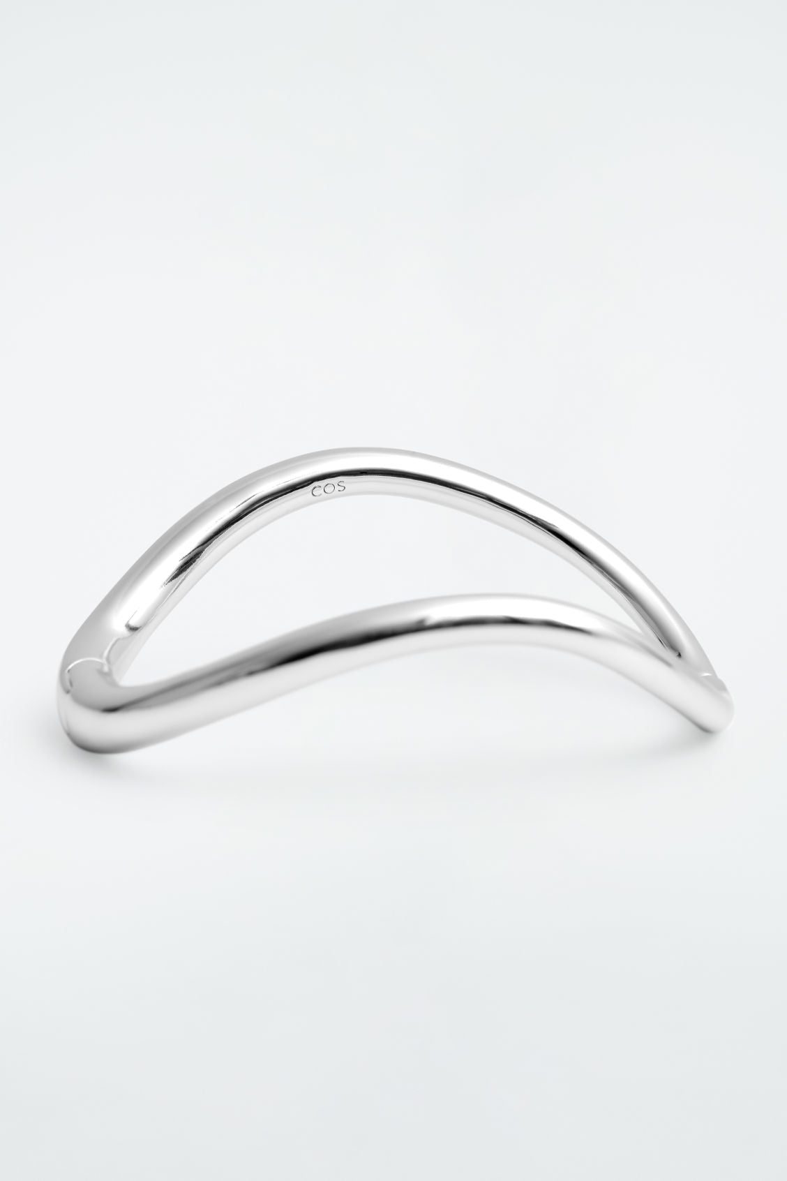 Curved hinged bangle