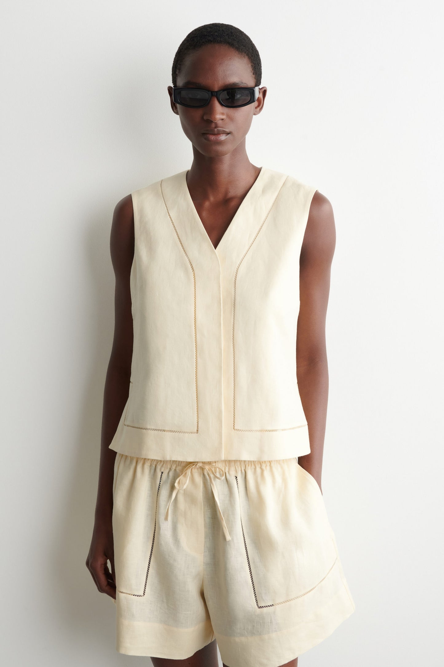 EMBROIDERED-DETAIL LINEN WAISTCOAT