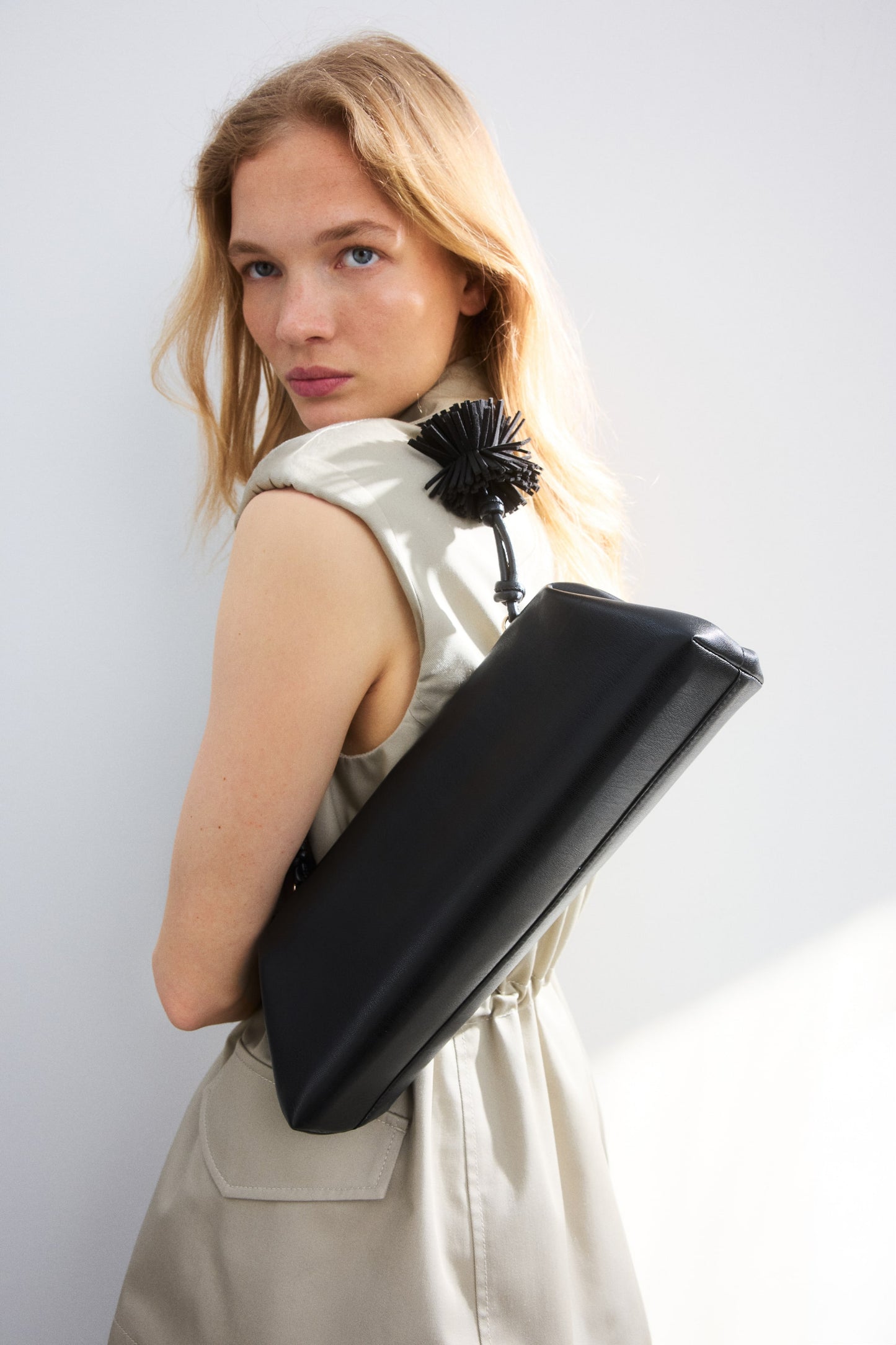 Pompom-detail shoulder bag