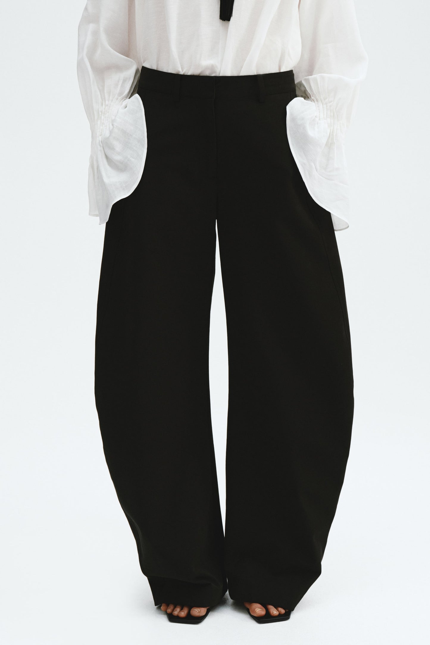Balloon-leg trousers
