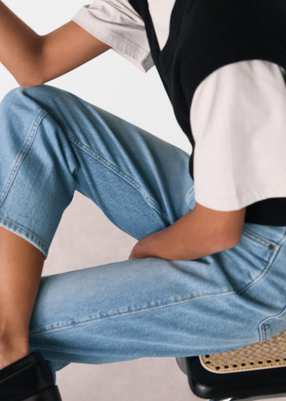 Light Wash Stretch Barrel Leg Jean